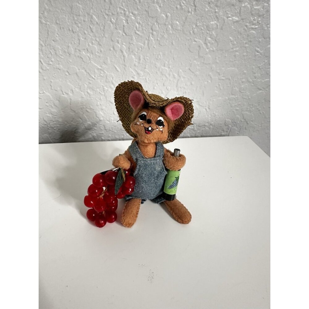 Annalee Vineyard mouse picking Grapes & Vine Bottle 2016 / 5" Inches. EUC